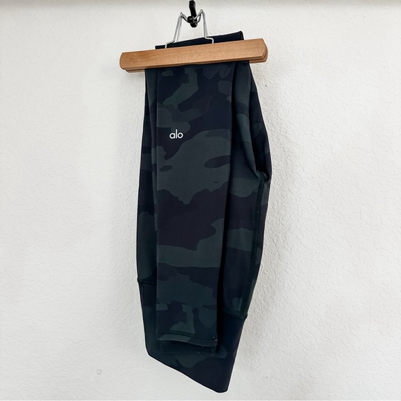 ALO Yoga Pants - ALO Yoga Camouflage Leggings — Dark Green & Black